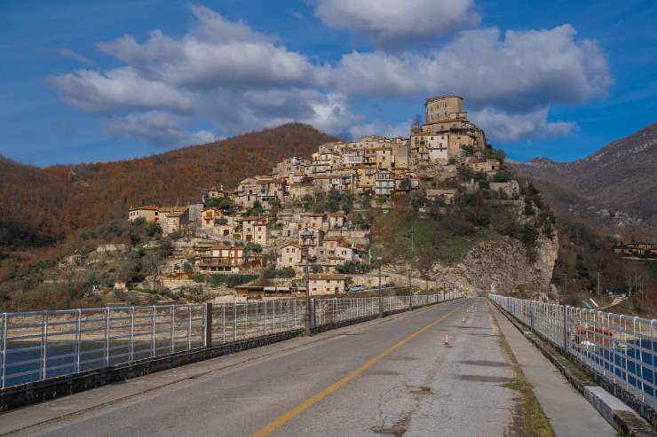 Castel di Tora 